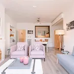 아파트 Casiola - Beautiful And Spacious With Side Seaview