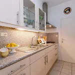 Casiola - Beautiful And Spacious With Side Seaview *