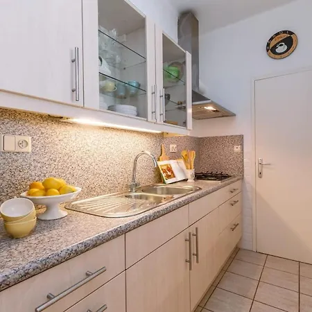 Huswell - Beautiful And Spacious With Side Seaview