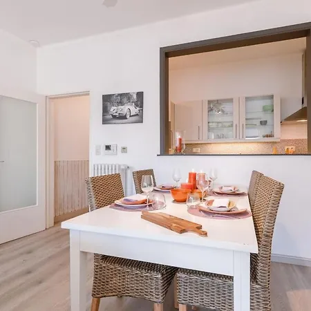 Huswell - Beautiful And Spacious With Side Seaview Apartament