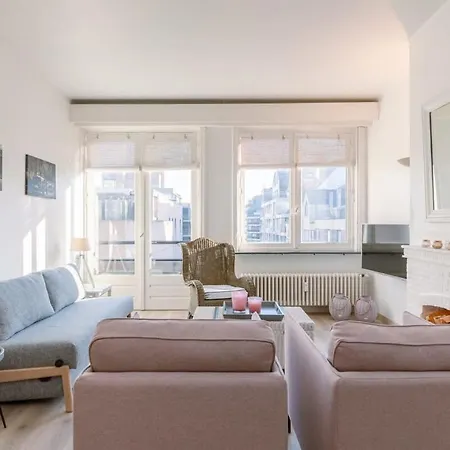 Huswell - Beautiful And Spacious With Side Seaview *