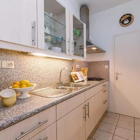 Casiola - Beautiful And Spacious With Side Seaview *