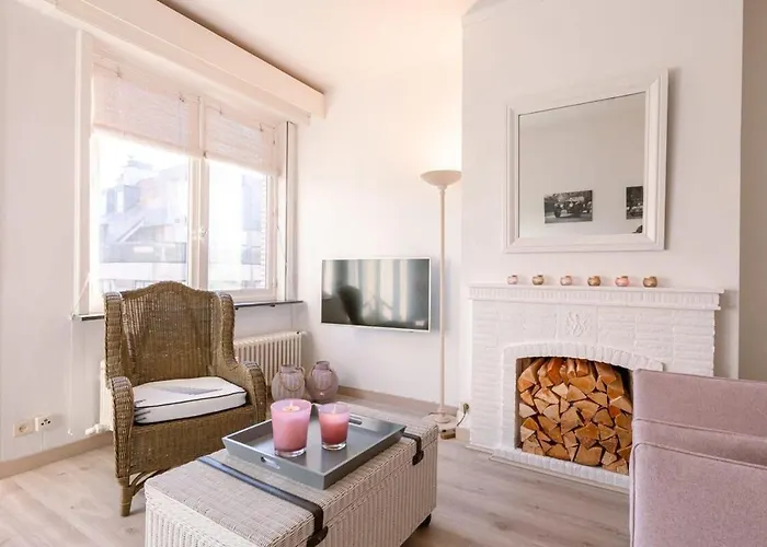 Huswell - Beautiful And Spacious With Side Seaview Apartment