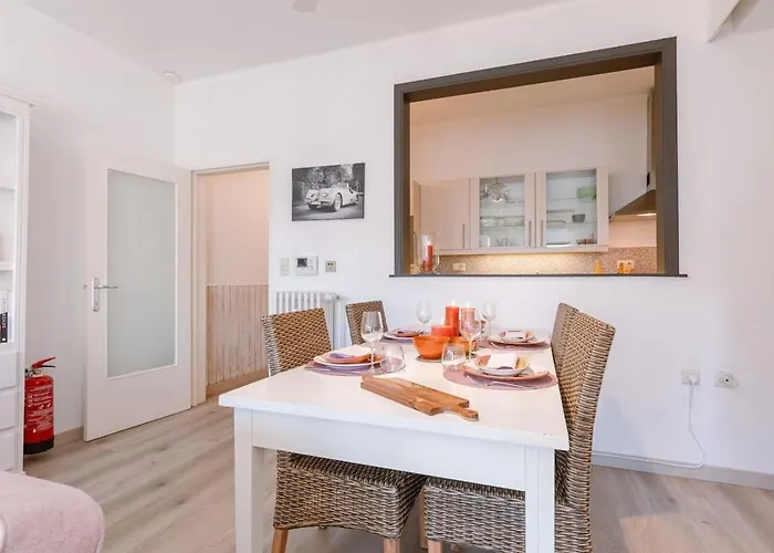 Huswell - Beautiful And Spacious With Side Seaview Apartament