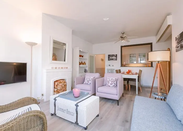 Huswell - Beautiful And Spacious With Side Seaview *