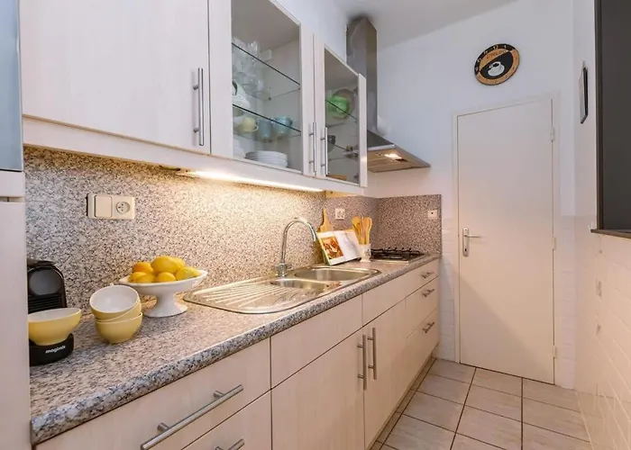 Huswell - Beautiful And Spacious With Side Seaview *