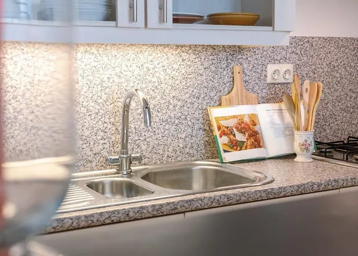 Huswell - Beautiful And Spacious With Side Seaview Apartament