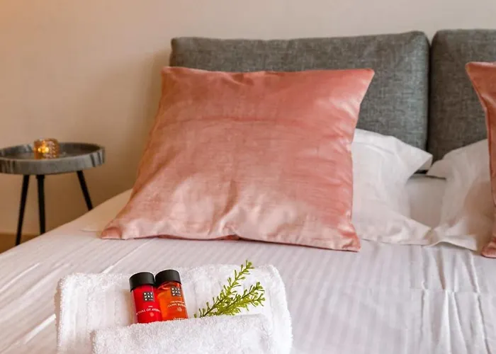 Huswell - Beautiful And Spacious With Side Seaview *