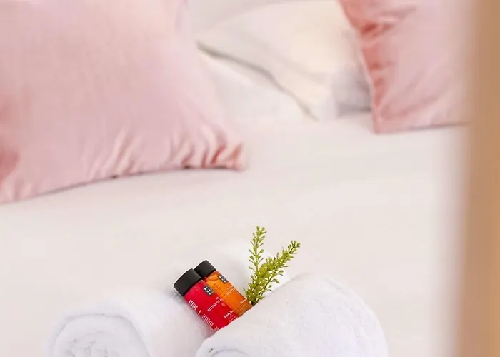 Huswell - Beautiful And Spacious With Side Seaview Apartment